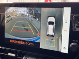 後退時の安全をサポートするバックモニター。駐車や狭い場所での取り回しが格段に楽になります。