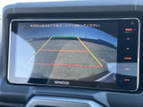 バックカメラ連動で安全確認をサポートします。駐車場での後退時など、周囲の状況を把握しやすく、安心して運転できます。鮮明な映像で、視認性も向上しています。