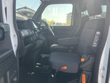 シンプルで使いやすいドアトリム。運転席からの操作性も考慮され、快適なドライビングをサポートします。シンプルなデザインが好印象です。
