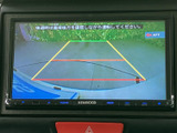 駐車時の後方確認をサポートするカメラ表示です。安全な後退操作を支援し、万が一の事故を防止します。