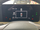 視認性の高いメーターデザイン。必要な情報を一目で確認でき、安心して運転操作に集中できます。