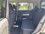 後部座席への乗り降りもスムーズに行えます。家族での利用にも最適で、快適なカーライフをサポートします。