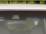 【ホンダセンシング】走行中に前方の車両等を認識し、衝突しそうな時は警報とブレーキで衝突回避と被害軽減をアシスト。より安全にドライブをお楽しみいただけます。