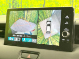 【マルチビューカメラシステム】専用のカメラにより、上から見下ろしたような視点で360度クルマの周囲を確認することができます☆死角部分も確認しやすく、狭い場所での切り返しや駐車もスムーズに行えます。