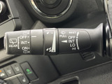 視界をクリアにするワイパーレバー。雨天時でも安全運転をサポートします。簡単に操作できる設計です。