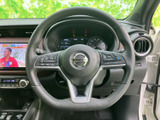 握りやすいステアリング。操作しやすい位置にスイッチ類が配置され、運転中の操作をスムーズにします。快適なドライビングをサポートします。