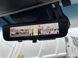 【デジタルインナーミラー(トヨタ)】車両後方カメラの映像をルームミラーに映すことが出来ます。 そのため、後席に人や荷物があって後方が見えづらい場合でもしっかり視界を確保することが出来ます。