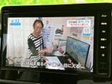 停車時にTV視聴が可能なため、お子様連れの移動時や休憩時間に役立ちます。家族みんなで楽しめるエンターテイメント空間を提供します。