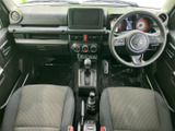 運転席から手を伸ばすだけで、必要なものをすぐに取り出せる便利な収納スペース。小物を整理しやすく、車内をすっきりとした状態に保てます。