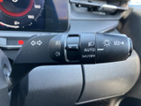 直感的な操作で、安全な車線変更をサポートします。シンプルなデザインで、高い視認性を実現しています。
