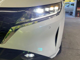 【LEDヘッドライト】悪天候や夜間走行時も良好な視界を確保し安心して運転できる高輝度LEDヘッドライトを装備!点灯速度が早く、消費電力も抑えられています。