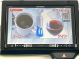停車時に映像を楽しめるテレビ機能。移動時間を有効活用し、快適な時間を過ごせます。長時間の移動も、より快適にサポートします。