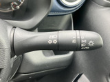 操作しやすいウインカーレバー。直感的な操作で、安全な車線変更をサポートします。視認性の高いデザインもポイントです。