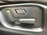 【メモリー機能付きパワーシート】ドライバーごとに設定したシート位置を記憶して、ボタン一つで切り替えできる便利な機能!運転する方が複数名いらっしゃるご家庭におすすめです♪