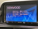 鮮明な画面表示で、目的地までのナビ情報をスムーズに確認できます。音楽やラジオも楽しめます。