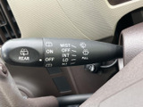 操作が簡単なワイパーレバー。悪天候時でも、視界を確保し、安全な運転をサポートします。