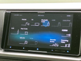 多彩な機能を備えたナビゲーションシステム。地図情報だけでなく、エンターテインメント機能も充実しており、長距離ドライブも快適に過ごせます。
