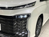 【LEDヘッドライト】悪天候や夜間走行時も良好な視界を確保し安心して運転できる高輝度LEDヘッドライトを装備!点灯速度が早く、消費電力も抑えられています。