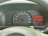 必要な情報を一目で確認できるシンプルなデザインです。運転中の視認性を高め、安全運転をサポートします。