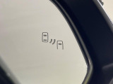 【ブラインドスポットモニター】走行中、ドアミラーの死角になりやすい箇所に後続車が接近するとサイドミラーのレンズに警告を表示!ドライバーに注意喚起をしてくれます。