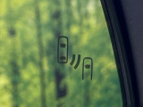 【ブラインドスポットモニター】走行中、ドアミラーの死角になりやすい箇所に後続車が接近するとサイドミラーのレンズに警告を表示!ドライバーに注意喚起をしてくれます。