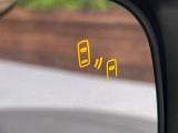 【リヤビークルディティクション】走行中、ドアミラーの死角になりやすい箇所に後続車が接近するとサイドミラー付近に警告を表示、ドライバーに注意喚起と、万一の際はハンドル操作をアシストをします。