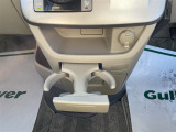 【ドリンクホルダー】『ドリンクホルダー周辺』の画像になります。写真の内容に関してご不明点、ご質問等がございましたらお気軽にガリバー店舗までお問い合わせください。