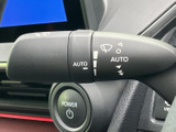 雨天時や視界不良時の運転をサポートするワイパーレバー。ワンタッチで簡単に操作でき、快適なドライビングをサポートします。