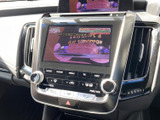 多彩なメディアに対応し、お好みの音楽やエンターテイメントを車内で楽しめます。スマートフォン連携も可能で、使い勝手も向上しています。