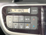 【オートエアコン】一度お好みの温度に設定すれば、車内の温度を検知し風量や温度を自動で調整。暑い&hellip;寒い&hellip;と何度もスイッチ操作をする必要はありません。快適な車内空間には必須の機能ですね♪