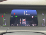 必要な情報をひと目で確認できる、わかりやすい表示。運転中の視線移動を最小限に抑え、安全性を高めます。