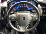 インテリアに合わせたデザインのステアリングは、運転される方のことも考え、運転しやすい形状、大きさです。是非一度、実際に触ってお確かめください。