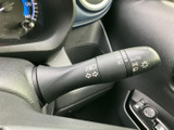 スムーズな操作で安全確認を促すウインカーレバー。視認性の高い表示で、周囲の車への注意喚起をサポートします。