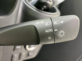 操作感にこだわったウインカーレバー。スムーズな操作で、安全な車線変更をサポートします。シンプルなデザインながら、確かな品質を備えています。
