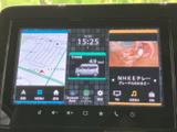 多彩な機能が搭載されたモニター画面。地図表示や各種設定など、これからのドライブをサポートする頼もしいパートナーです。