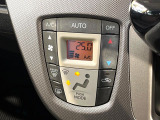 【オートエアコン】一度お好みの温度に設定すれば、車内の温度を検知し風量や温度を自動で調整。暑い&hellip;寒い&hellip;と何度もスイッチ操作をする必要はありません。快適な車内空間には必須の機能ですね♪
