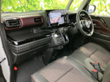 運転席からの視界も確保され、安全運転をサポートします。細部までこだわった設計で、快適なドライブを提供します。