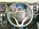 インテリアに合わせたデザインのステアリングは、運転される方のことも考え、運転しやすい形状、大きさです。是非一度、実際に触ってお確かめください。