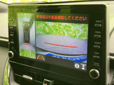 車両後方の状況をクリアに表示し、安全な後退をサポートします。駐車場での出し入れも楽々です。