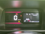 視認性の高いメーター周りは、運転に必要な情報をドライバーへ分かりやすく伝えます。デジタル表示で、スタイリッシュな印象もプラスしています。