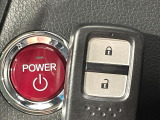 【Hondaスマートキー】カバンやポケットに入れたままでもドアの施錠・解錠が可能なスマートキーを装備。エンジンのオン・オフ時もカギを取り出す必要が無いからとっても便利です♪
