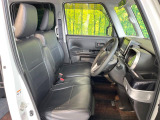 運転席まわりには十分なスペースがあり、大柄な方でもゆったり運転していただける環境です。