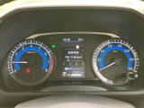 スタイリッシュなデザインと見やすい表示で、車両の状態をひと目で確認できます。運転に必要な情報を効率的に把握できます。