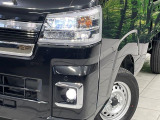 【LEDヘッドライト】悪天候や夜間走行時も良好な視界を確保し安心して運転できる高輝度LEDヘッドライトを装備!点灯速度が早く、消費電力も抑えられています。