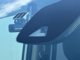 【エマージェンシーブレーキ】走行中に前方の車両等を認識し、衝突しそうな時は警報とブレーキで衝突回避と被害軽減をアシスト。より安全にドライブをお楽しみいただけます。