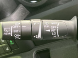 雨天時でも安心して運転できるよう、操作しやすいワイパーレバーを装備。雨量に応じて自動調整も可能です。