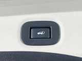 【パワーバックドア】スマートキーや運転席のボタンを押すだけでリアゲートが自動で開閉します!荷物を持っている時や、高い位置にあるバックドアを閉める際に便利な機能です♪
