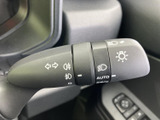 直感的な操作で、安全な車線変更をサポート。視認性の高いデザインで、夜間走行時も安心です。