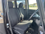 【運転席】座り心地が良いシートなので長時間の運転でも快適にお過ごしいただけます。新品のフロアマットのご注文も可能です。掲載箇所以外にご希望の写真がございましたらお気軽にお問い合わせ下さい。