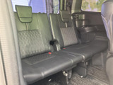 ゆったりとした空間で、リラックスしたドライブを楽しめます。後部座席の乗員も快適に過ごせる空間設計です。家族旅行にも最適です。
